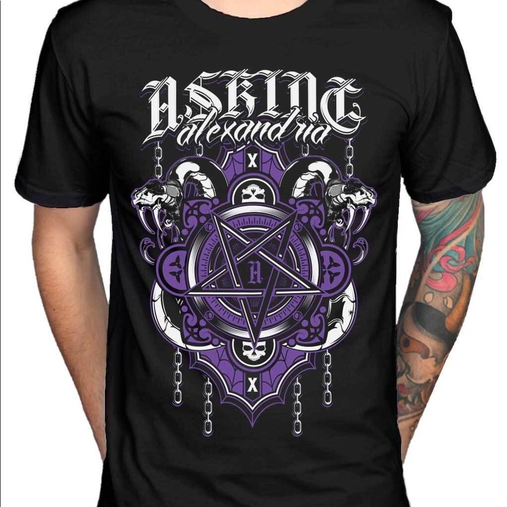 Black T-shirt.